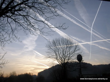 i letadla dokáží na nebi vytvořit romantiku