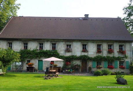 Náš domeček s truhlíky květin